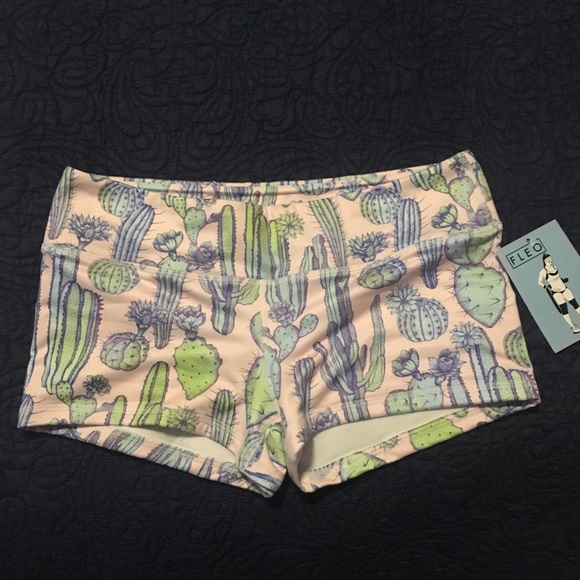 Fleo Pants - NWT Cactus fleo shorts, size large.